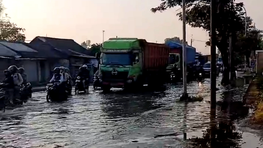 Banjir Melanda Desa dan Jalan Raya di Pasuruan, Ribuan Warga Terdampak
