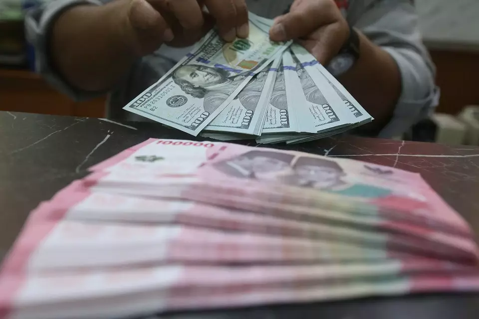 Banyak Sentimen Membebani, Rupiah Ditaksir Turun ke Rp17.980