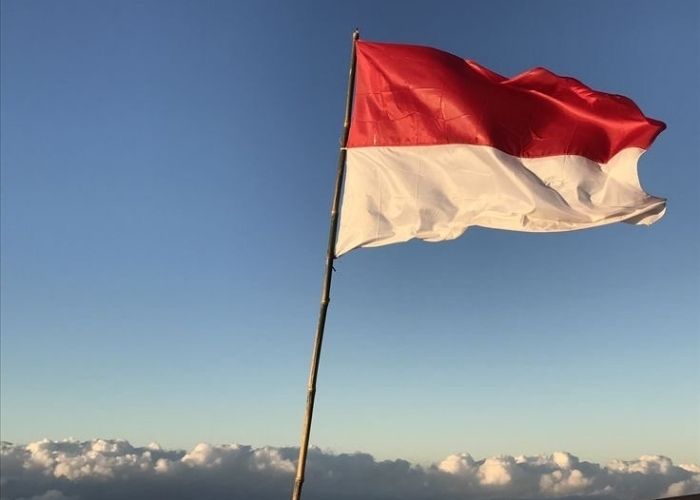 Hukum Mencium Bendera Merah Putih saat Upacara Kemerdekaan HUT RI dalam Islam