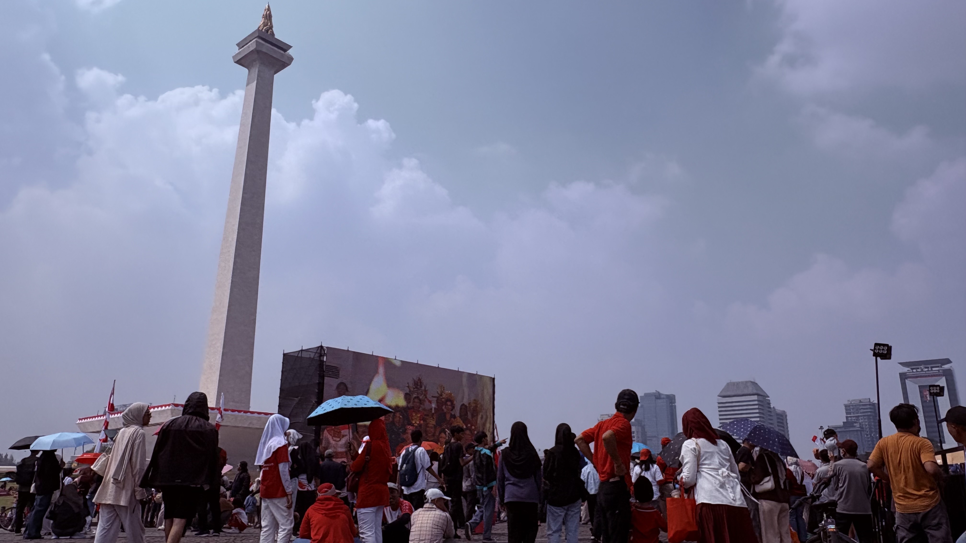 Gelombang Semarak HUT RI ke-81, Warga Rela Membuat Tenda Darurat di Monas Demi Saksikan Pesawat Tempur