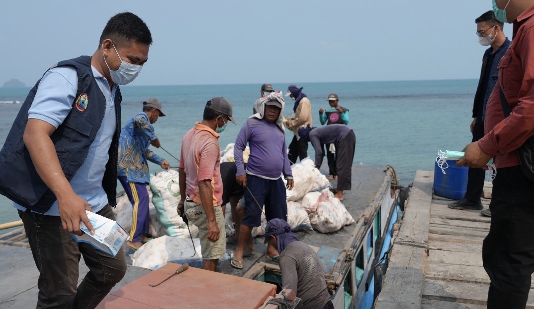 Cegah Dampak Abu Vulkanik, Layanan Kesehatan dan Distribusi Masker Diperkuat di Pulau Sebesi