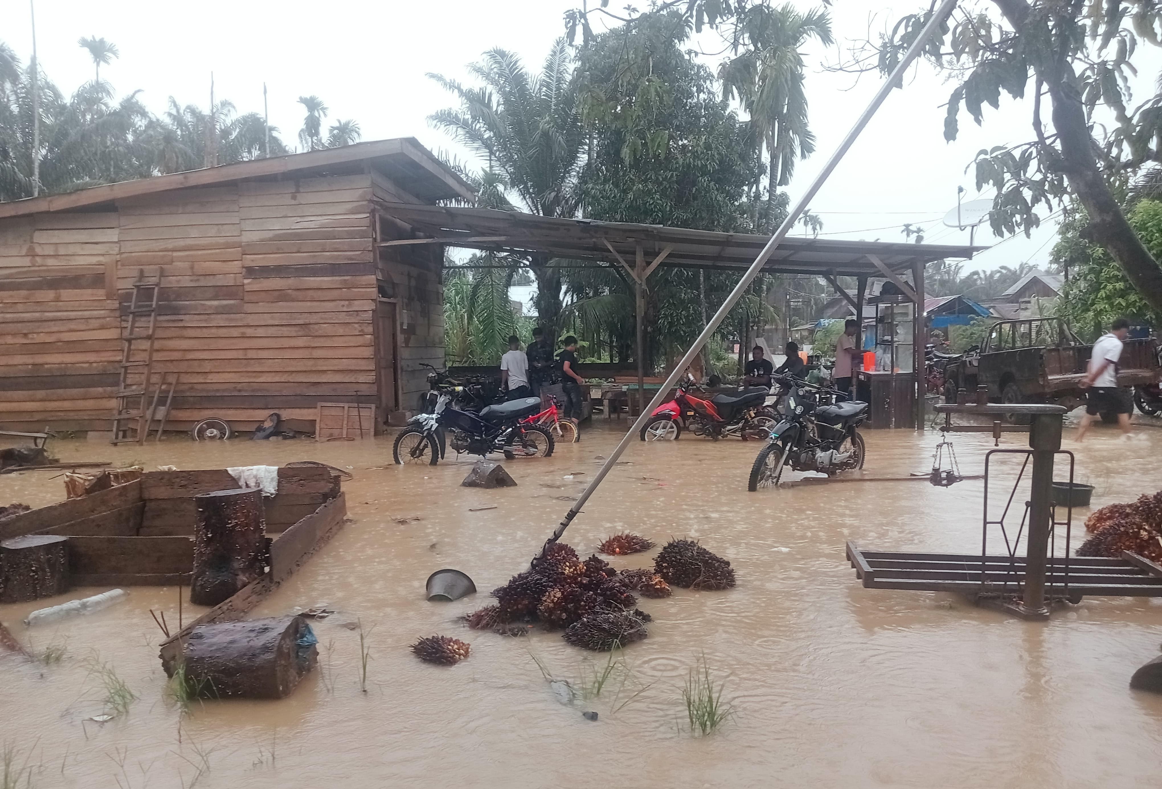 Selokan Tertutup Lumpur Sisa Banjir, Puluhan Rumah Warga di Aceh Utara Tergenang